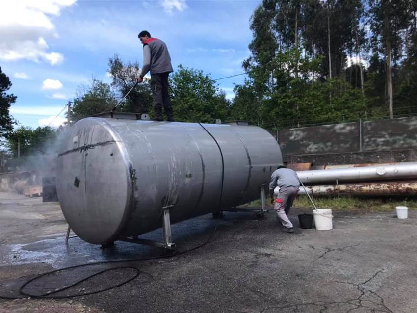 Reservatório em aço inox no exterior da oficina