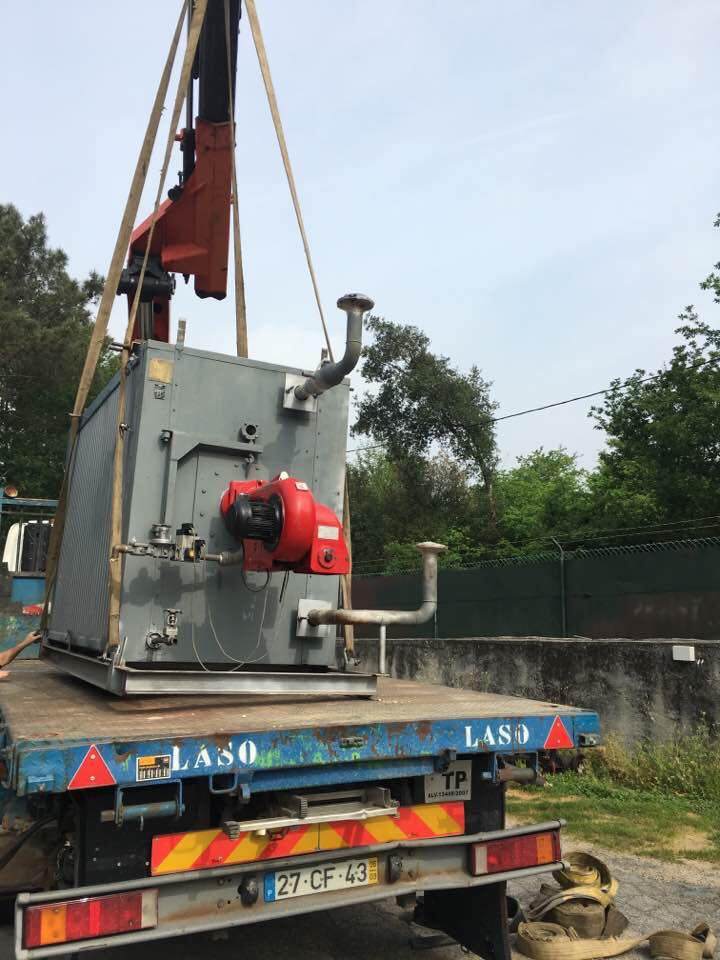 Elevação de caldeira com grua para camião de transporte
