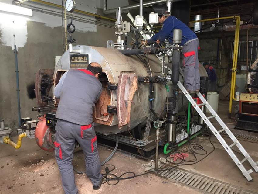 Técnicos da Metal Gémeos em manutenção de caldeira Morisa
