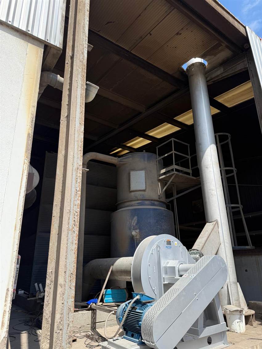 Ventilador industrial e chaminé em inox instalados pela Metal Gémeos
